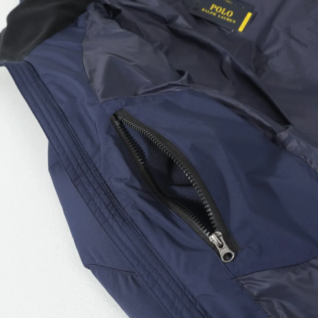 P680 #R58 Ralph Lauren/Ralph Lauren classic new down jacket jacket with detachable hood extra thick plush down jacket men's top "Thousands of stitches of electric embroidery, the logo is like a work of art" The imported Barudan embroidery machine is used to carve the classic polo logo with precision electric embroidery technology. Each letter is full and three-dimensional, with clear details, making it the "most expensive embroidered logo" on the down jacket, highlighting its extraordinary status. "75% national standard high-quality white duck down, light and heat-locking" is filled with 75% high-quality white duck down, which is light and pressure-free, but has excellent warmth retention. After compression, it can quickly rebound and become fluffy, say goodbye to bloat, embrace unburdened warmth, and face the cold winter without timidity. "Technical fabrics that protect against cold and wind and rain" · Long-lasting fluffy and non-stiffening, consistent thermal performance · 400T high-density gallbladder + pinhole retraction technology, completely say goodbye to velvet · Windproof and waterproof matte fabric with adjustable hem, easy to deal with bad weather "Five colors come together to interpret diverse styles" · White: pure first snow, fresh and versatile · Black: classic without limits, calm and atmospheric · Navy blue: low-key and elegant, suitable for both business and leisure · Sky blue: bright and healing, brightening up dull winter days · Khaki: retro and gentle, the first choice for urban wanderers "The details are authentic, the texture is everywhere" The original electroplated YK zipper is smooth and durable, the detachable hood can be worn multiple times, and the original hangtag and washable label ensure authentic quality. The same design for men and women makes it easy to control whether it is used as a couple's outfit or to create personal style, making it an indispensable fashion equipment this winter.  Color: Black, Navy, Khaki, White, Sky Blue Size: S M L